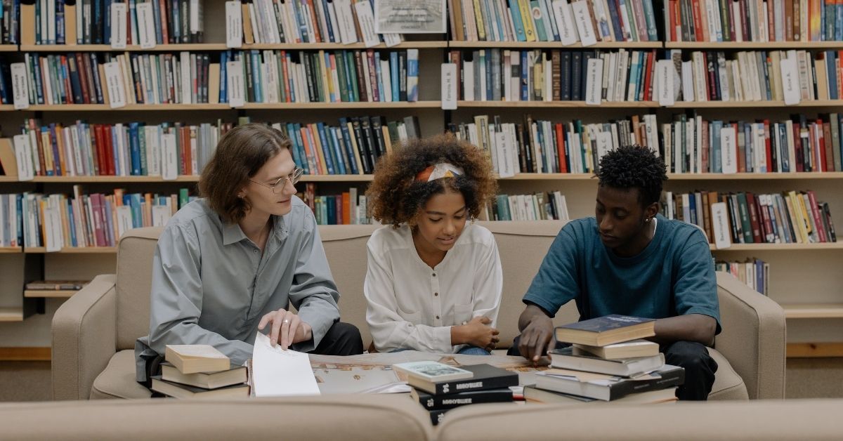 Dicas práticas para revisar o conteúdo do ensino médio com recursos gratuitos