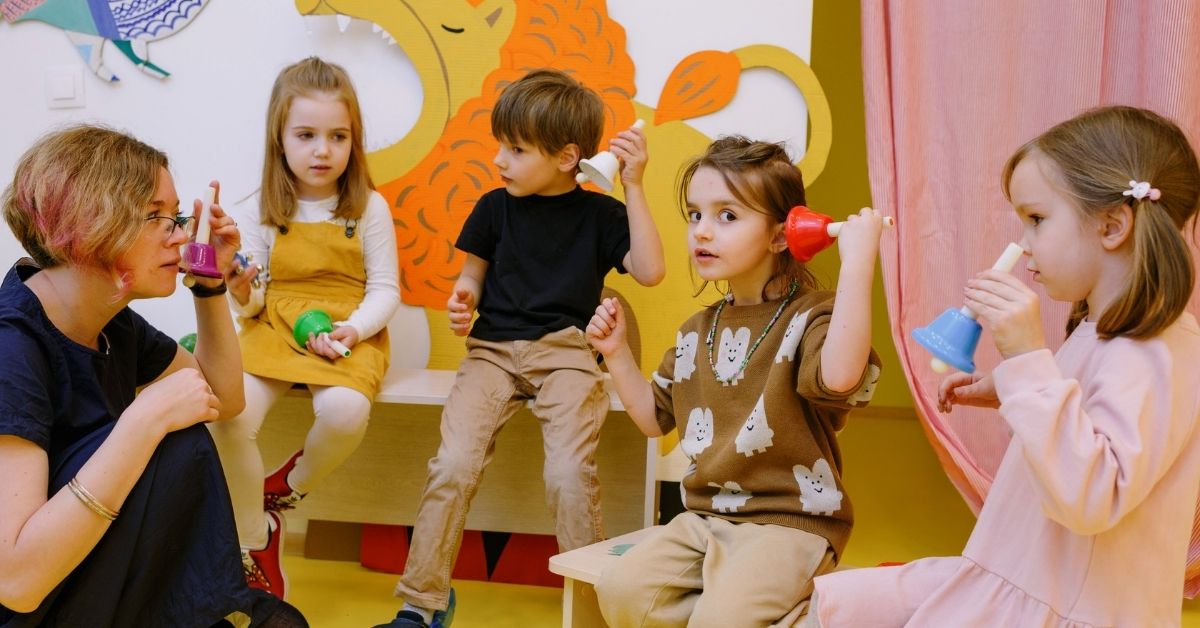Estamos cada vez mais conectados, isso não é uma novidade. Com isso, cada vez mais a tecnologia tem se tornado parte de nossas vidas de formas variadas. Por exemplo, no conteúdo de hoje, veremos ela sendo utilizada na educação! As ferramentas online possuem um poder para organizar estudos, criar aulas mais interessantes e desenvolver habilidades de forma prática e interativa. O melhor de tudo é que existem várias opções gratuitas e fáceis de usar, que ajudam a melhorar o rendimento escolar tanto dentro quanto fora da sala de aula. Abaixo, reunimos as melhores ferramentas online gratuitas para professores e alunos, separadas por categoria, para facilitar o uso e os objetivos de cada público. Segue o fio! 8 ferramentas online gratuitas para melhorar o desempenho escolar Vamos dividir as opções em dois tópicos, que são: Ferramentas online gratuitas para professores; Ferramentas online gratuitas para alunos. Ferramentas online gratuitas para professores 1. Canva for Education O Canva é uma ferramenta de design gráfico super intuitiva e completa. A versão “for Education” oferece ainda mais recursos para professores criarem apresentações, infográficos, planos de aula visuais e até atividades interativas. O diferencial é que tudo pode ser compartilhado com os alunos em tempo real. Vantagem: ajuda a transformar conteúdos complexos em materiais visuais e atrativos. 2. Padlet Ideal para colaboração em grupo, o Padlet permite criar murais virtuais onde os alunos podem postar textos, imagens, vídeos e links. É uma ótima forma de promover a participação dos estudantes, mesmo em aulas remotas ou híbridas. Aplicação prática: criar murais temáticos sobre um conteúdo estudado, como personagens históricos ou conceitos de ciências. 3. Google Forms O Google Forms é muito usado para criar avaliações rápidas, enquetes e exercícios de fixação. Professores conseguem acompanhar as respostas em tempo real e até gerar gráficos automáticos com os resultados. Dica de uso: utilizar para sondagens iniciais de conhecimento ou avaliações diagnósticas. 4. Kahoot! O Kahoot! transforma o conteúdo da aula em um game de perguntas e respostas, que pode ser jogado em tempo real com os alunos. É excelente para revisar conteúdos de forma divertida e manter o foco da turma. Resultado: alunos engajados e mais dispostos a participar das atividades. Ferramentas online gratuitas para alunos 1. Google Keep Para quem precisa se organizar melhor com os estudos, o Google Keep é uma ferramenta simples e funcional. Com ele, o aluno pode criar listas de tarefas, lembretes e anotações rápidas. Tudo fica salvo na nuvem e pode ser acessado de qualquer dispositivo. Indicado para: estudantes que têm dificuldade em manter uma rotina de estudos. 2. Trello Apesar de ser muito usado por empresas, o Trello também funciona como um planner escolar. Com ele, os estudantes conseguem dividir atividades por disciplinas, acompanhar prazos e visualizar o andamento das tarefas em formato de quadro. Uso ideal: organização de trabalhos em grupo e planejamento de semanas de prova. 3. Quizlet O Quizlet permite criar flashcards digitais para revisar conteúdos de forma dinâmica. O aluno pode usar conjuntos prontos ou montar os próprios cartões com palavras, definições, imagens e até áudio. Efetivo para: fixar vocabulário, fórmulas e datas históricas. 4. Grammarly (versão gratuita) O Grammarly ajuda a revisar textos em inglês, corrigindo ortografia, gramática e estilo. Embora a versão completa seja paga, a gratuita já oferece um ótimo suporte para quem está aprendendo ou precisa escrever redações e trabalhos nesse idioma. Importante: reforça o cuidado com a escrita e incentiva a revisão antes de entregar trabalhos. Combinar recursos para potencializar o aprendizado Muitas dessas ferramentas podem ser usadas em conjunto. Por exemplo, um professor pode criar uma atividade no Canva, aplicar com os alunos via Kahoot! e depois pedir que eles compartilhem suas reflexões no Padlet. Enquanto isso, os estudantes podem se organizar no Trello, revisar no Quizlet e enviar os resultados via Google Forms. A união entre tecnologia e educação não é sobre substituir professores ou métodos tradicionais, mas sim enriquecer o processo de aprendizagem com novas possibilidades e maior engajamento. Descubra novas formas de aprender e ensinar As ferramentas online gratuitas são grandes aliadas para quem busca melhorar o desempenho escolar. Elas ajudam a tornar o aprendizado mais interativo, organizado e eficiente — tanto para quem ensina quanto para quem aprende. Se você é aluno, explore essas plataformas e veja como elas podem facilitar sua rotina de estudos. Se é professor ou responsável, experimente aplicar esses recursos no seu dia a dia e observe como o engajamento pode mudar para melhor. Quer mais dicas para transformar o jeito de estudar ou ensinar? Continue acompanhando nossos conteúdos e descubra como a tecnologia pode ser uma aliada poderosa na educação!