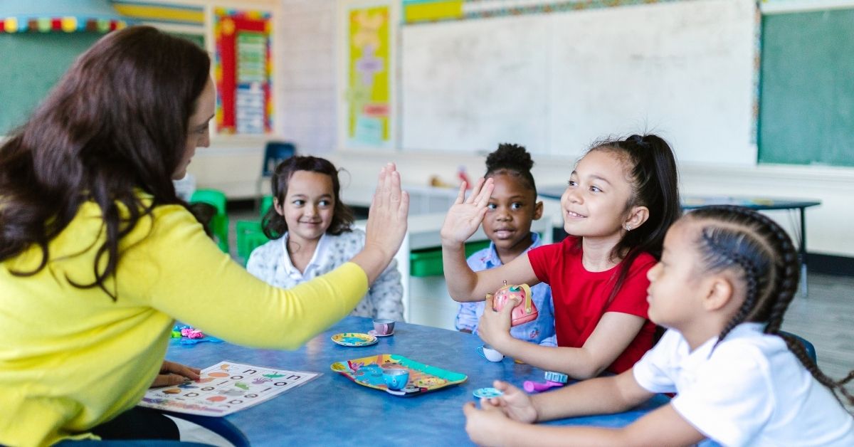 Desempenho escolar e convivência: o efeito da lei que tirou o celular da escola