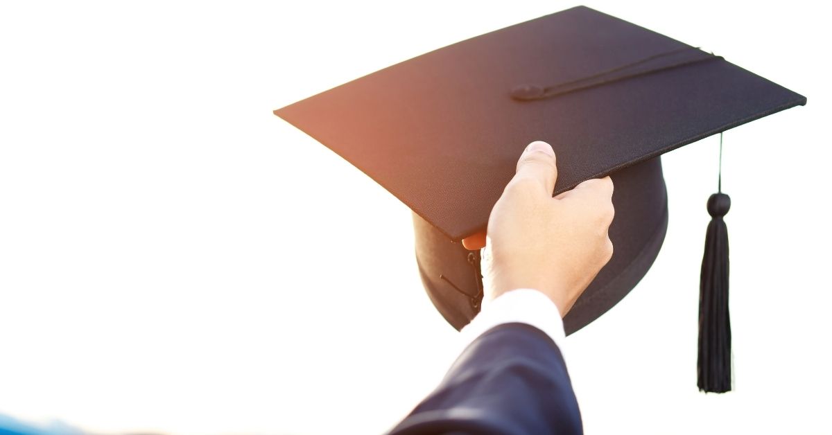 Ensino técnico vs. Ensino superior: qual escolher para sua carreira?