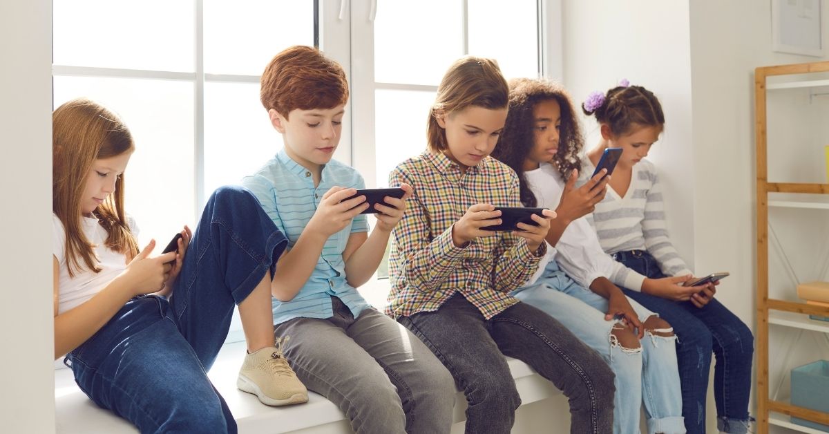 Proibição de celular em escolas Proibição de celular em escolas do RJ mostra avanço no aprendizado