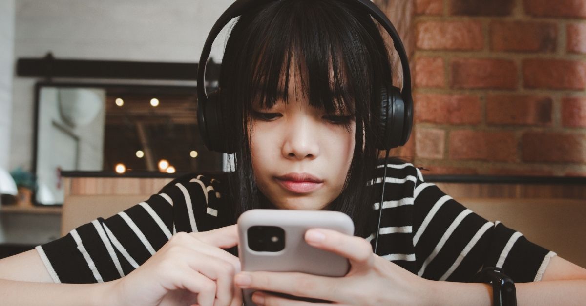 Proibição de celular em escolas do RJ mostra avanço no aprendizado