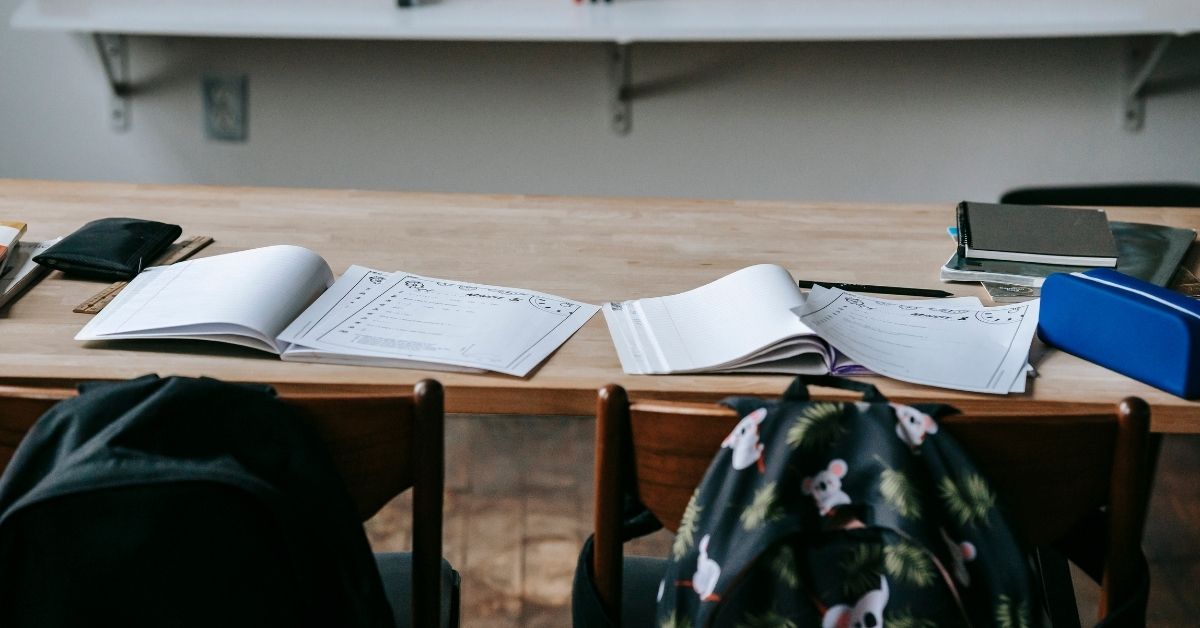 últimas semanas antes do ENEM A reta final do ENEM é um dos momentos mais desafiadores para qualquer candidato. Faltando poucas semanas para a prova, é comum sentir ansiedade e insegurança, especialmente diante da sensação de que ainda há muito a revisar. Porém, com um planejamento estratégico e foco no que realmente importa, é possível aproveitar esse período para consolidar o aprendizado e garantir um bom desempenho. Planejamento de estudos na reta final: como organizar as últimas semanas antes do ENEM A seguir, você receberá um bom planejamento para garantir que as últimas semanas antes do ENEM sejam bem organizadas e de acordo com os seus objetivos. Segue o fio! Foco em revisão e prática: o essencial neste momento Nesta fase, o segredo é revisar e praticar, não tentar aprender conteúdos novos. Isso porque estudar assuntos inéditos às vésperas da prova pode gerar ainda mais estresse e confusão mental. O ideal é reforçar o que já foi estudado ao longo do ano, com ênfase nos temas que mais aparecem no ENEM. As provas anteriores são excelentes aliadas. Refaça simulados completos, respeitando o tempo de duração real do exame. Assim, além de revisar o conteúdo, você melhora seu controle de tempo e se acostuma com o formato das questões. A redação também merece atenção especial. Treine textos sobre temas atuais, aperfeiçoe sua argumentação e, se possível, peça correções para entender como evoluir. Monte um cronograma realista e eficiente Ter um cronograma de estudos bem estruturado faz toda a diferença nas últimas semanas. Ele evita sobrecargas e ajuda a manter o equilíbrio entre as disciplinas. Seja realista com o tempo disponível e priorize qualidade em vez de quantidade. Antes de montar o seu, reflita sobre o que mais precisa ser revisado e quanto tempo você tem por dia. Reserve períodos para pausas e descanso, lembrando que o excesso de estudo pode ser tão prejudicial quanto a falta de foco. Dicas práticas para um bom cronograma de revisão: Divida o tempo de forma equilibrada: cerca de 30% para revisar a teoria e 70% para resolver exercícios; Alterne as disciplinas diariamente, para evitar a monotonia e melhorar a assimilação dos conteúdos; Dê prioridade às matérias que têm mais peso para o curso que você deseja ou nas quais sente maior dificuldade. Seguir uma rotina organizada traz clareza sobre o que já foi feito e o que ainda precisa de atenção, ajudando a manter o ritmo sem sobrecarga. Métodos que otimizam a revisão A forma como você revisa também influencia diretamente na retenção do conteúdo. Aposte em estratégias que tornem a revisão mais dinâmica e produtiva. Mapas mentais e resumos, por exemplo, são excelentes para visualizar e relembrar conceitos de maneira rápida. Já os flashcards são ideais para revisar fórmulas, conceitos e datas importantes em intervalos curtos. Outra boa estratégia é o uso de videoaulas curtas, com duração entre 15 e 30 minutos. Elas ajudam a fixar conteúdos de maneira leve e podem ser combinadas com a resolução de questões relacionadas logo em seguida. Assim, o aprendizado se torna mais ativo e direcionado. Cuide da saúde física e mental Nenhum plano de estudos é eficaz se o corpo e a mente não estiverem equilibrados. O estresse e a exaustão podem prejudicar a concentração e o desempenho. Por isso, reserve momentos diários para descansar e fazer algo que traga prazer. Atividades físicas leves, ouvir música, assistir a um filme ou simplesmente caminhar já ajudam a reduzir a tensão. Manter uma alimentação equilibrada e dormir bem também são pontos-chave. O cérebro precisa de energia e descanso para processar informações com eficiência. Além disso, fique atento às notícias e aos temas da atualidade, pois eles costumam aparecer nas provas de Linguagens, Ciências Humanas e na redação. A semana da prova: menos é mais Na última semana, o foco deve ser o autocuidado. Reduza o ritmo, evite estudar conteúdos novos e concentre-se apenas em revisões rápidas e leves. Releia seus resumos, revise fórmulas e lembre-se de que o descanso é parte fundamental da preparação. Também é importante cuidar do emocional. Evite comparações com outros candidatos e confie na sua trajetória. Você já estudou, se dedicou e agora precisa apenas manter a calma para colocar tudo em prática no dia da prova. Pronto para o ENEM? Confie na sua preparação! Nas semanas finais, o segredo está em revisar com estratégia, respeitar seus limites e manter o equilíbrio. O ENEM exige tanto conhecimento quanto controle emocional, e um bom planejamento é o caminho para unir essas duas forças. Organize seu tempo, priorize o essencial e confie no que você construiu até aqui. Agora é hora de acreditar em você e dar o seu melhor!