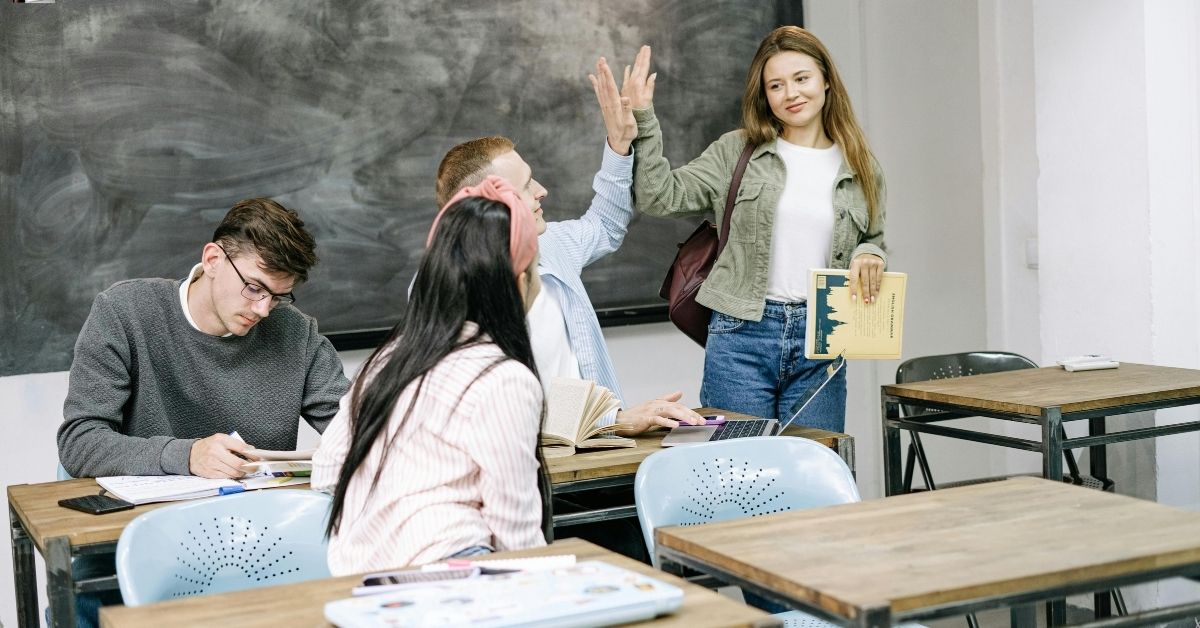 Aos 64 anos Aos 64 anos, aluno volta a estudar e inspira outros adultos