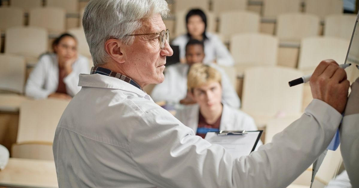 MEC pune cursos de Medicina MEC pune cursos de Medicina após resultado crítico no Enamed
